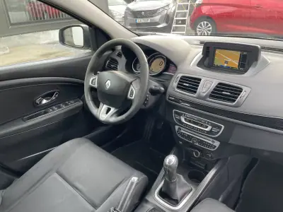Renault Mégane 2011 - 7500 EUR, 272530 km - AUTO.MOTO.pt - 272530km - foto 4 de 27