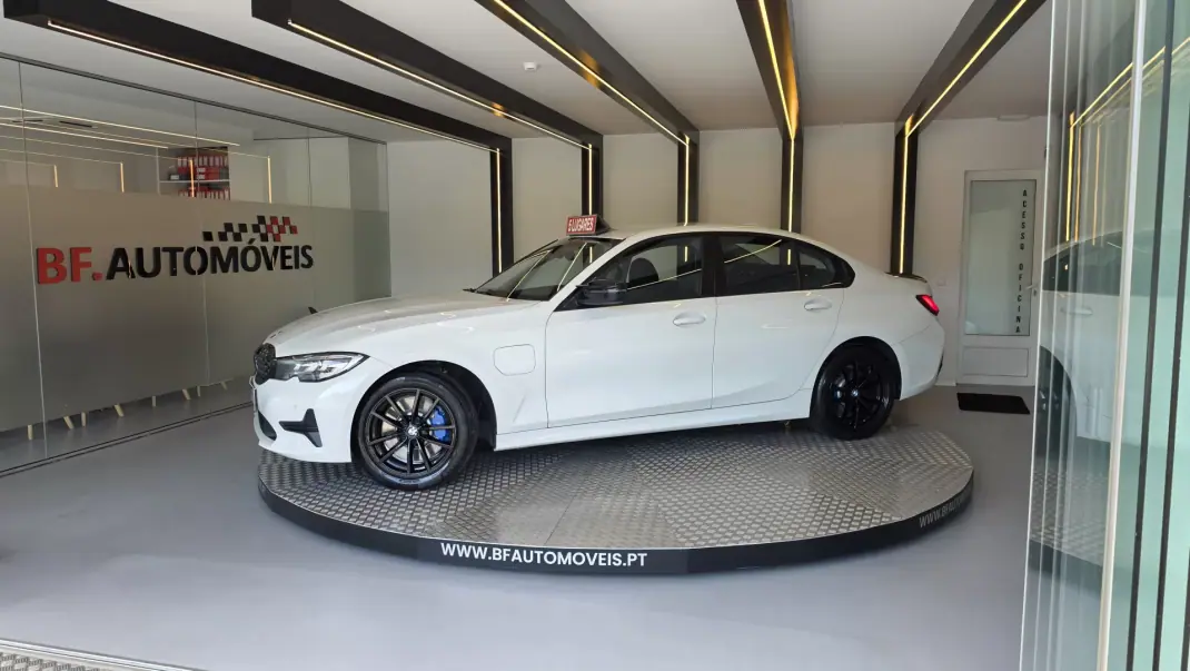 BMW 330 2019 - 22900 EUR, 111028 km - AUTO.MOTO.pt - 111028km - foto 13 de 54