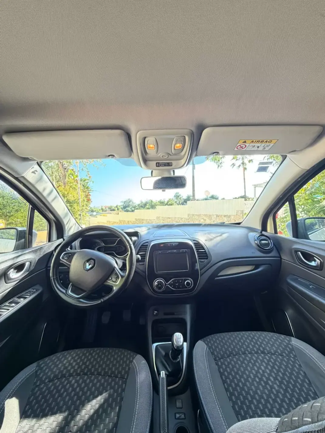 Renault Captur 2019 - 14900 EUR, 98836 km - AUTO.MOTO.pt - 98836km - foto 7 de 9