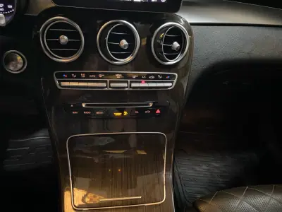 Mercedes-Benz GLC 250 2016 - 25450 EUR, 376930 km - AUTO.MOTO.pt - 376930km - foto 15 de 20