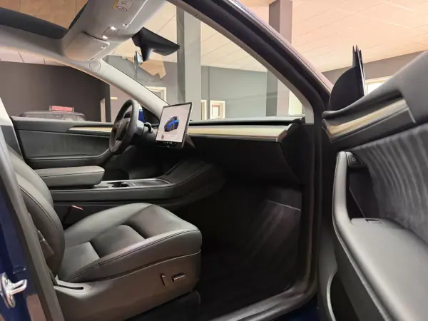 Tesla Model Y 2022 - 37990 EUR, 52574 km - AUTO.MOTO.pt - 52574km - foto 12 de 15
