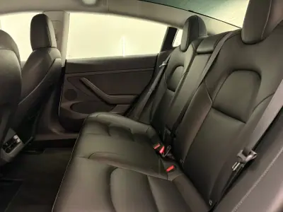 Tesla Model 3 2021 - 26500 EUR, 77000 km - AUTO.MOTO.pt - 77000km - foto 7 de 18