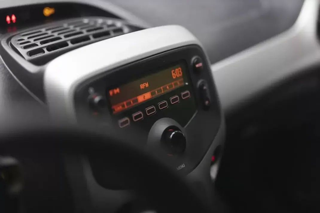 Peugeot 108 2017 - 9500 EUR, 49390 km - AUTO.MOTO.pt - 49390km - foto 23 de 45