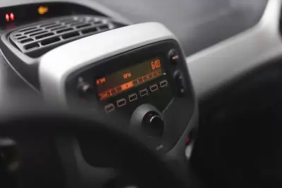 Peugeot 108 2017 - 9500 EUR, 49390 km - AUTO.MOTO.pt - 49390km - foto 23 de 45