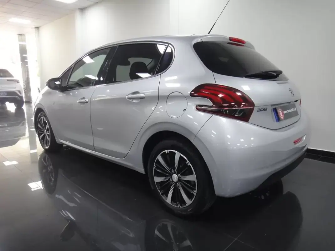 Peugeot 208 2018 - 9900 EUR, 84000 km - 84000km - foto 5 de 26