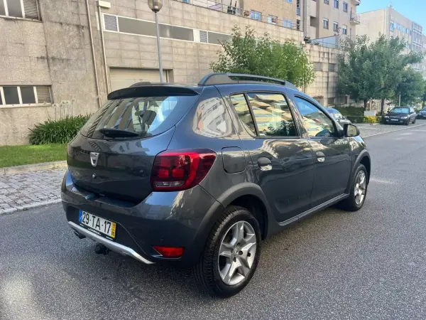 Dacia Sandero 2017 - 8950 EUR, 158000 km - AUTO.MOTO.pt - 158000km - foto 6 de 15
