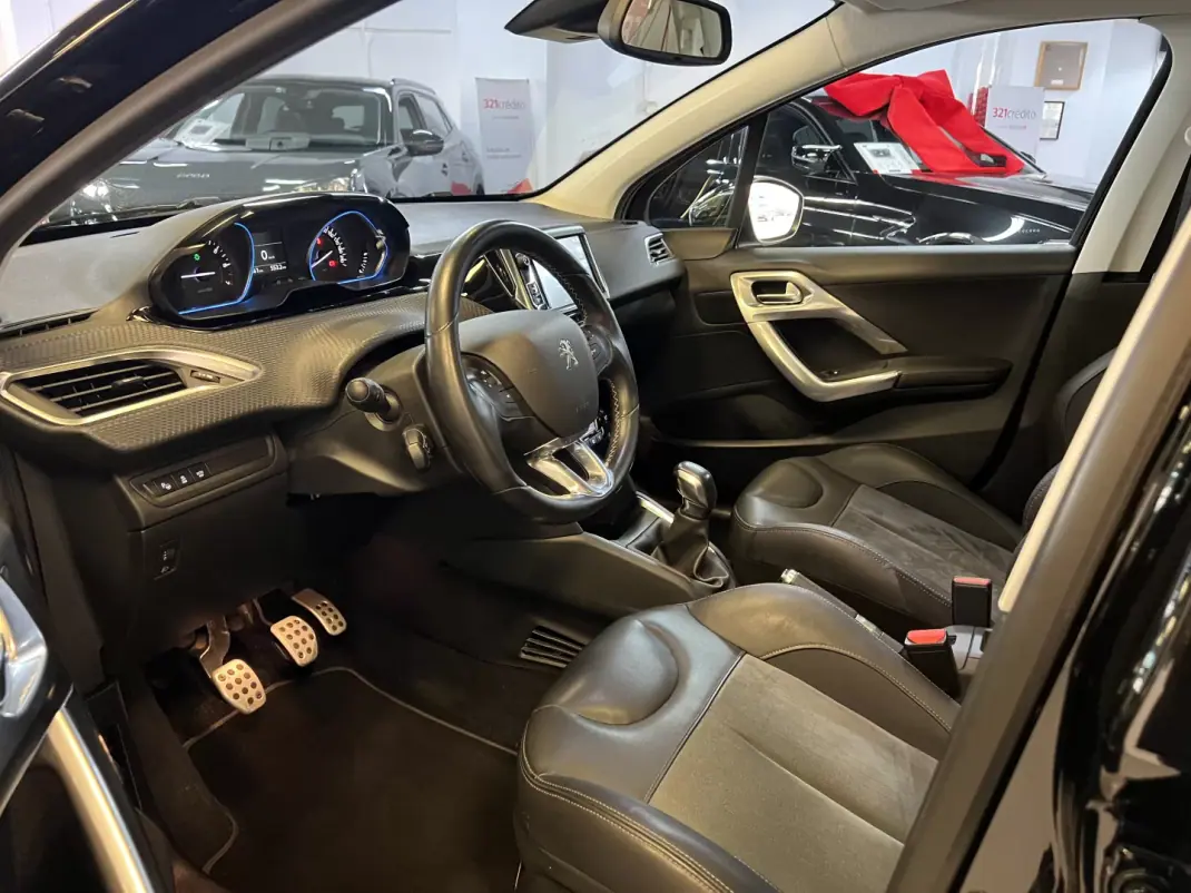 Peugeot 208 2016 - 9990 EUR, 99000 km - AUTO.MOTO.pt - 99000km - foto 30 de 46