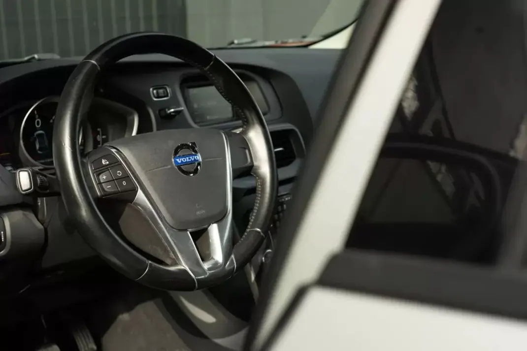 Volvo V40 2013 - 10999 EUR, 275270 km - AUTO.MOTO.pt - 275270km - foto 12 de 24