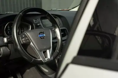 Volvo V40 2013 - 10999 EUR, 275270 km - AUTO.MOTO.pt - 275270km - foto 12 de 24