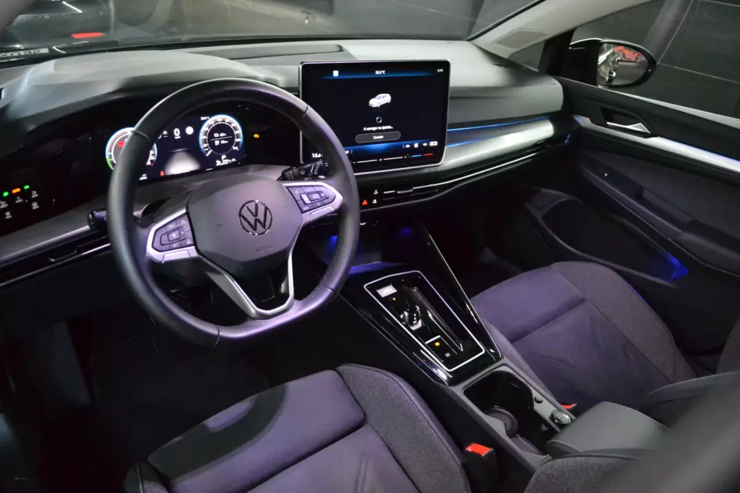 Volkswagen Golf 2025 - 29950 EUR, 10486 km - 10486km - foto 5 de 58