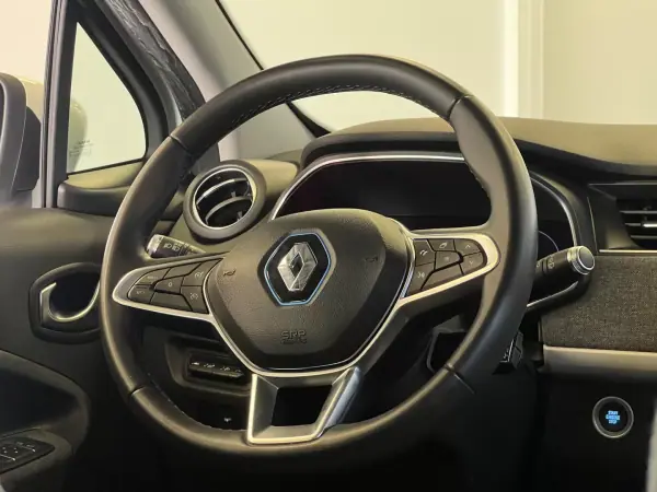 Renault Zoe 2020 - 13990 EUR, 145000 km - AUTO.MOTO.pt - 145000km - foto 16 de 52