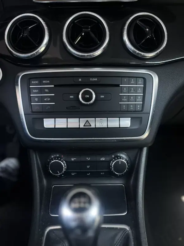 Mercedes-Benz CLA 180 2017 - 18500 EUR, 180800 km - AUTO.MOTO.pt - 180800km - foto 19 de 25