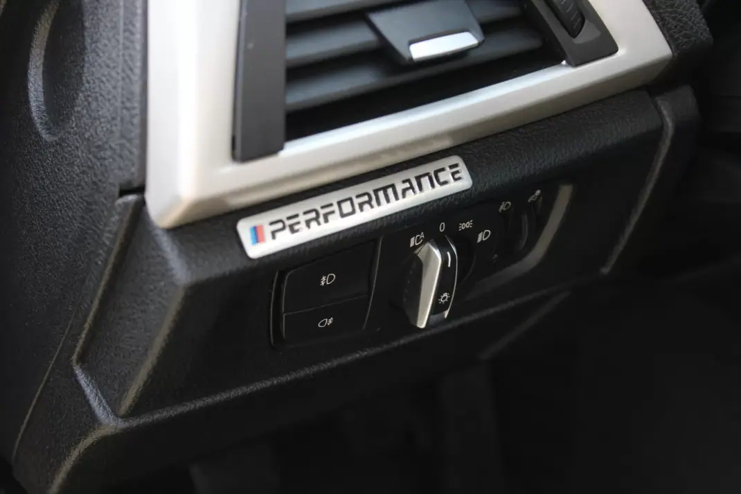 BMW 116 2013 - 9900 EUR, 211000 km - AUTO.MOTO.pt - 211000km - foto 8 de 17