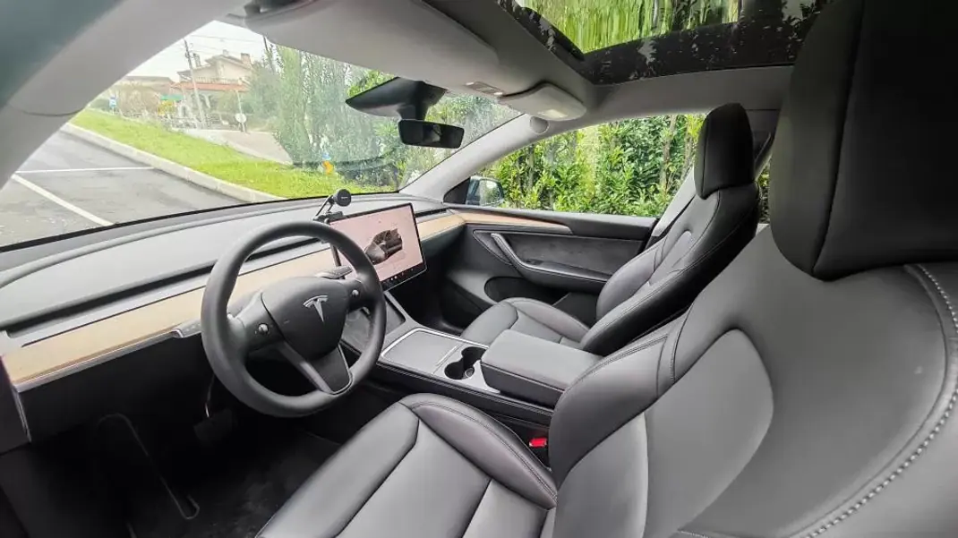 Tesla Model Y 2024 - 49950 EUR, 25000 km - AUTO.MOTO.pt - 25000km - foto 7 de 13