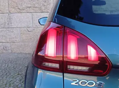 Peugeot 2008 2016 - 12200 EUR, 107000 km - AUTO.MOTO.pt - 107000km - foto 2 de 20