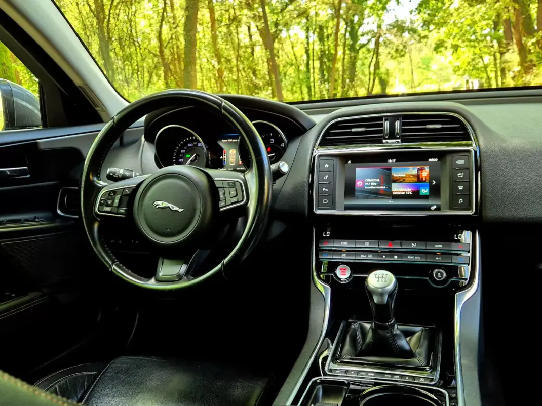 Jaguar XE 2015 - 14250 EUR, 184000 km - AUTO.MOTO.pt - 184000km - foto 10 de 23