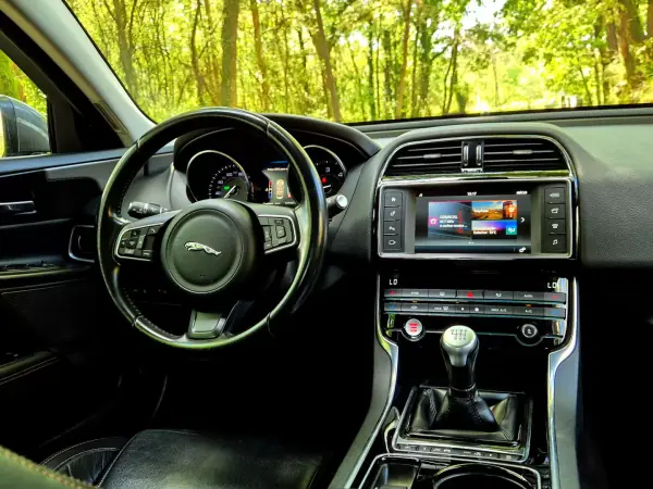 Jaguar XE 2015 - 13750 EUR, 184000 km - AUTO.MOTO.pt - 184000km - foto 10 de 23