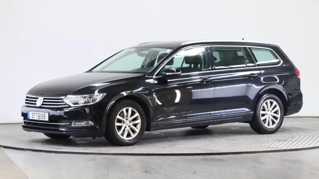 Volkswagen Passat Variant 2017 - 15999 EUR, 157121 km - AUTO.MOTO.pt - 157121km - foto 1 de 17