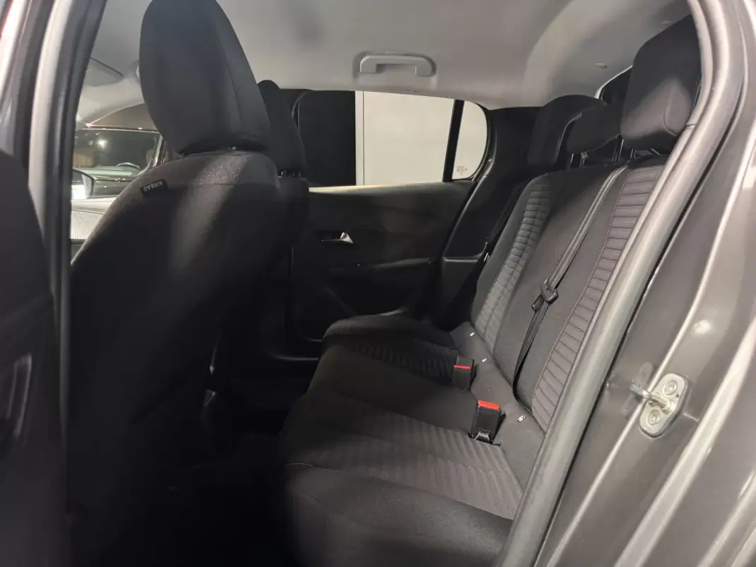 Peugeot 208 2023 - 14990 EUR, 75900 km - AUTO.MOTO.pt - 75900km - foto 21 de 25