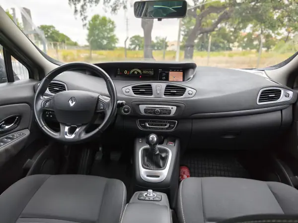 Renault Scénic 2015 - 9900 EUR, 175000 km - AUTO.MOTO.pt - 175000km - foto 8 de 11