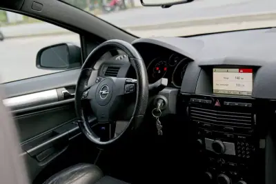 Opel Astra GTC 2007 - 15990 EUR, 149500 km - AUTO.MOTO.pt - 149500km - foto 16 de 22