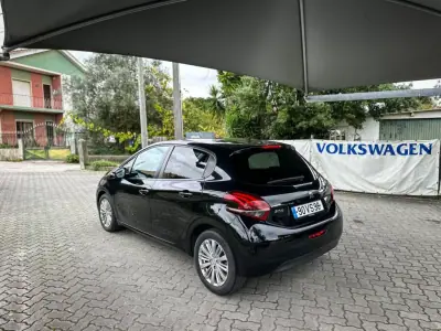 Peugeot 208 2018 - 11690 EUR, 118000 km - AUTO.MOTO.pt - 118000km - foto 10 de 12