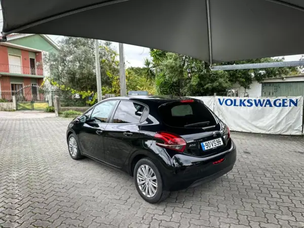 Peugeot 208 2018 - 11690 EUR, 118000 km - AUTO.MOTO.pt - 118000km - foto 10 de 12