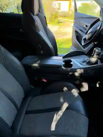 Peugeot 3008 2018 - 15000 EUR, 230000 km - AUTO.MOTO.pt - 230000km - foto 10 de 10