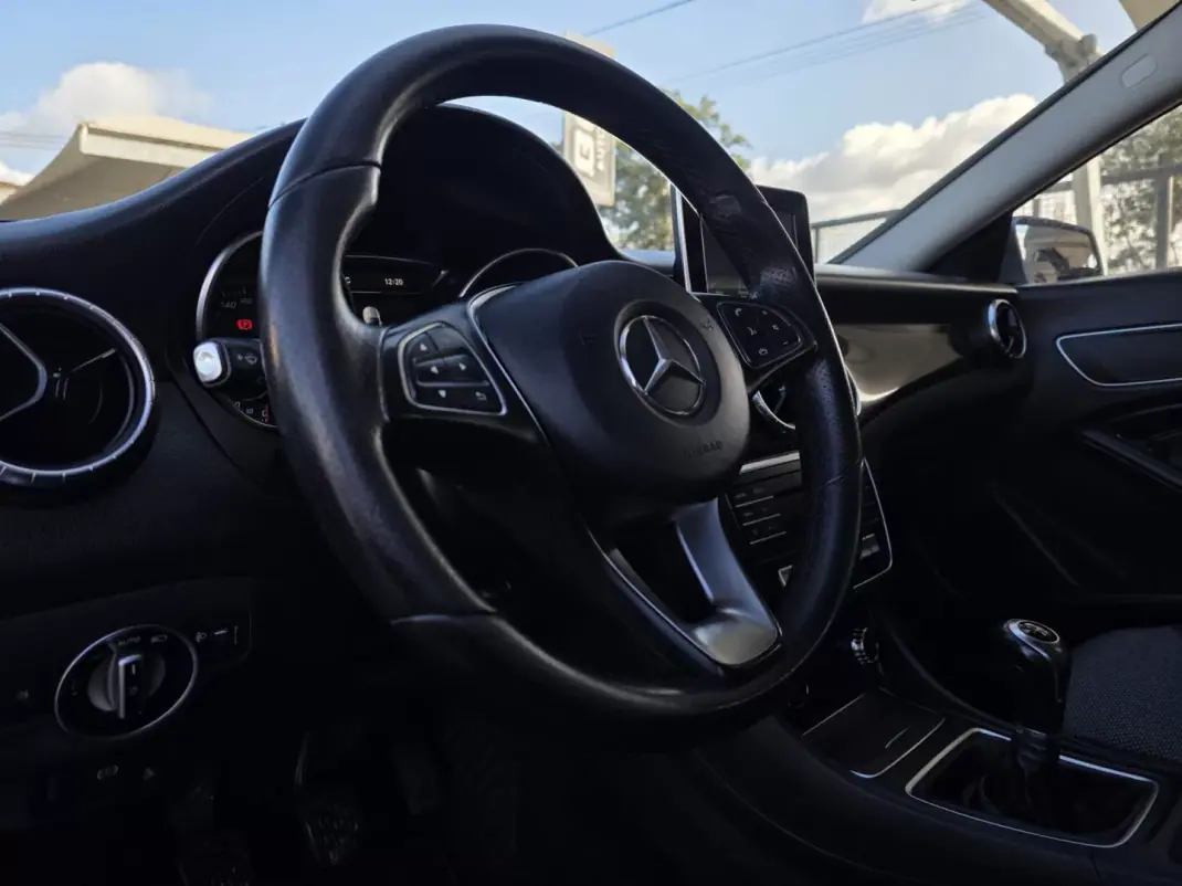 Mercedes-Benz CLA 180 2016 - 16990 EUR, 169000 km - AUTO.MOTO.pt - 169000km - foto 17 de 34