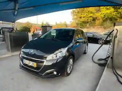 Peugeot 208 2018 - 9490 EUR, 66000 km - AUTO.MOTO.pt - 66000km - foto 4 de 8