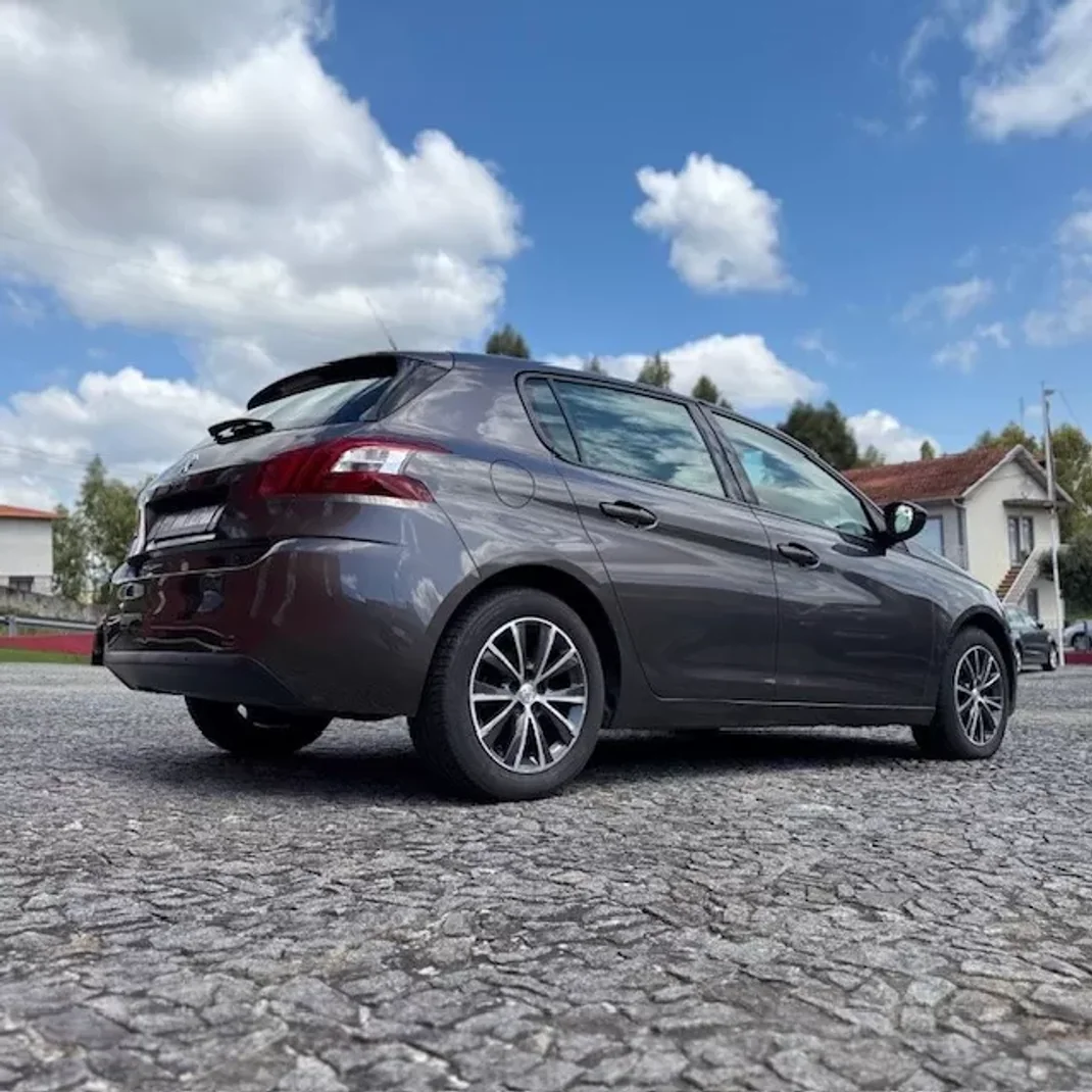 Peugeot 308 2015 - 9900 EUR, 131000 km - AUTO.MOTO.pt - 131000km - foto 3 de 14