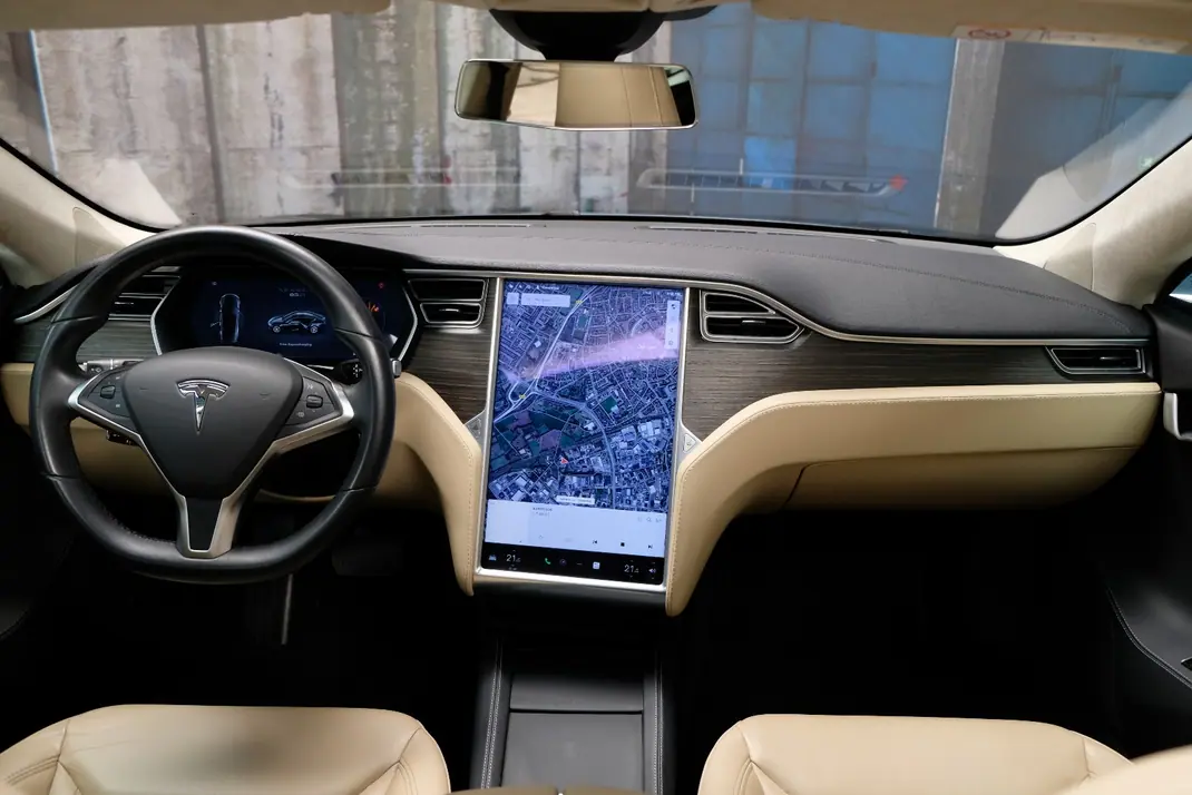 Tesla Model S 2015 - 27900 EUR, 126000 km - AUTO.MOTO.pt - 126000km - foto 3 de 10