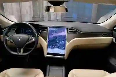 Tesla Model S 2015 - 27900 EUR, 126000 km - AUTO.MOTO.pt - 126000km - foto 3 de 10