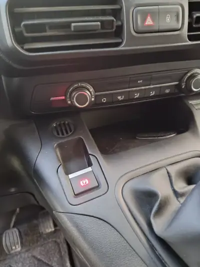 Citroën Berlingo 2019 - 10500 EUR, 198000 km - AUTO.MOTO.pt - 198000km - foto 3 de 6