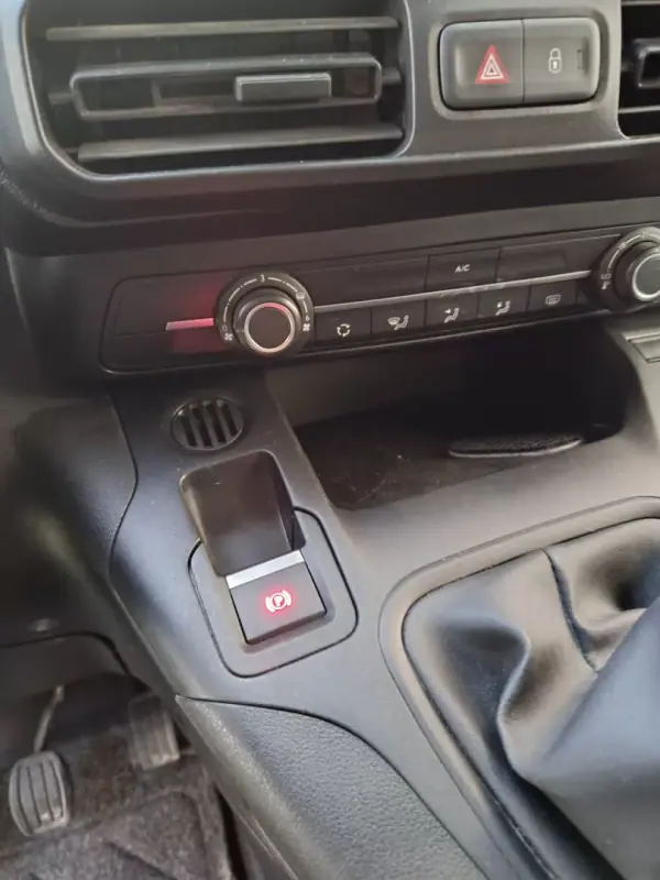Citroën Berlingo 2019 - 10500 EUR, 198000 km - AUTO.MOTO.pt - 198000km - foto 3 de 6