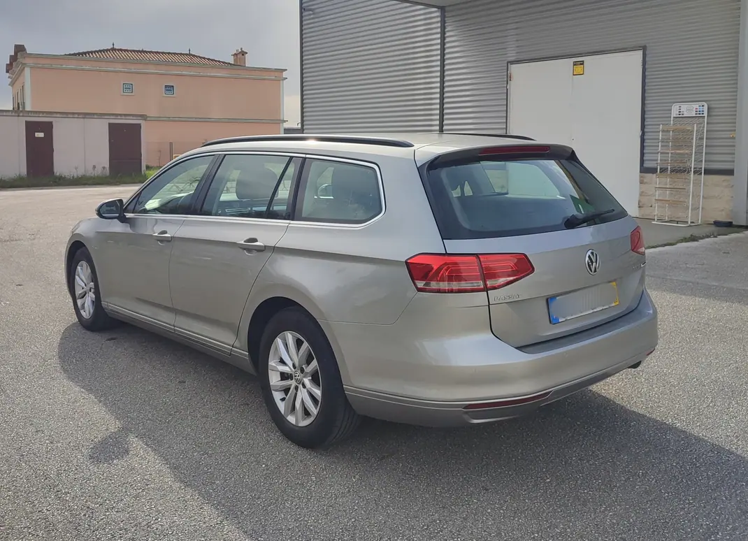 Volkswagen Passat Variant 2015 - 13750 EUR, 203000 km - AUTO.MOTO.pt - 203000km - foto 6 de 18