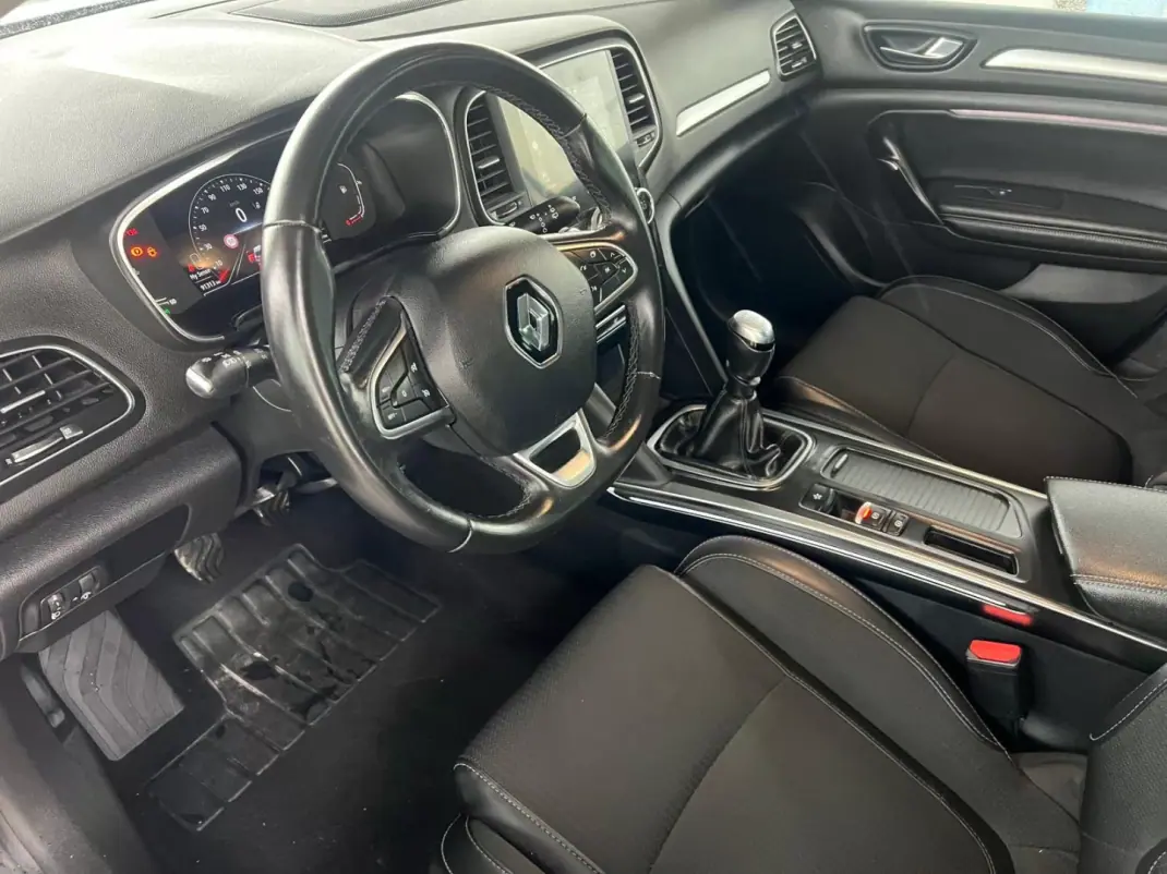 Renault Mégane 2021 - 17000 EUR, 91200 km - AUTO.MOTO.pt - 91200km - foto 8 de 10