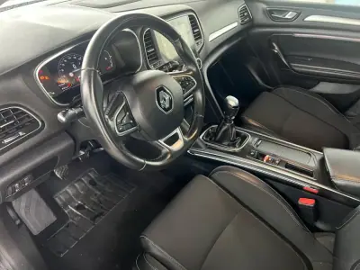 Renault Mégane 2021 - 17000 EUR, 91200 km - AUTO.MOTO.pt - 91200km - foto 8 de 10