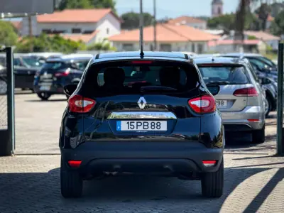 Renault Captur 2014 - 10800 EUR, 108000 km - AUTO.MOTO.pt - 108000km - foto 4 de 12