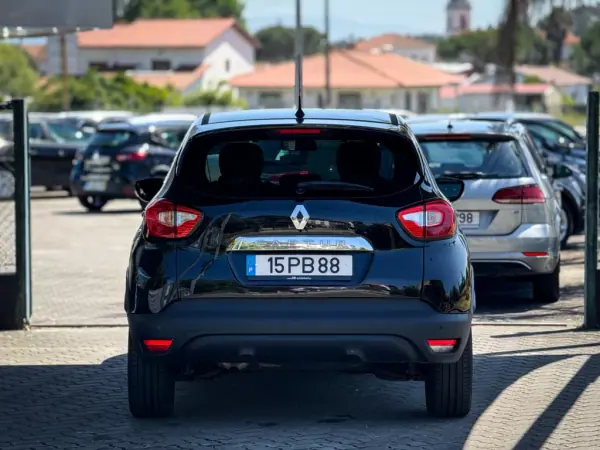 Renault Captur 2014 - 10800 EUR, 108000 km - AUTO.MOTO.pt - 108000km - foto 4 de 12