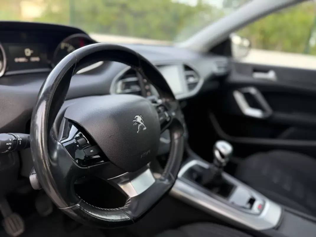 Peugeot 308 SW 2016 - 11699 EUR, 100000 km - AUTO.MOTO.pt - 100000km - foto 15 de 18