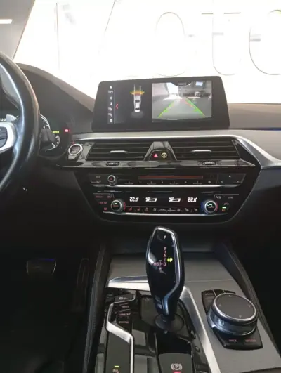 BMW 520 2017 - 33950 EUR, 225000 km - AUTO.MOTO.pt - 225000km - foto 13 de 21