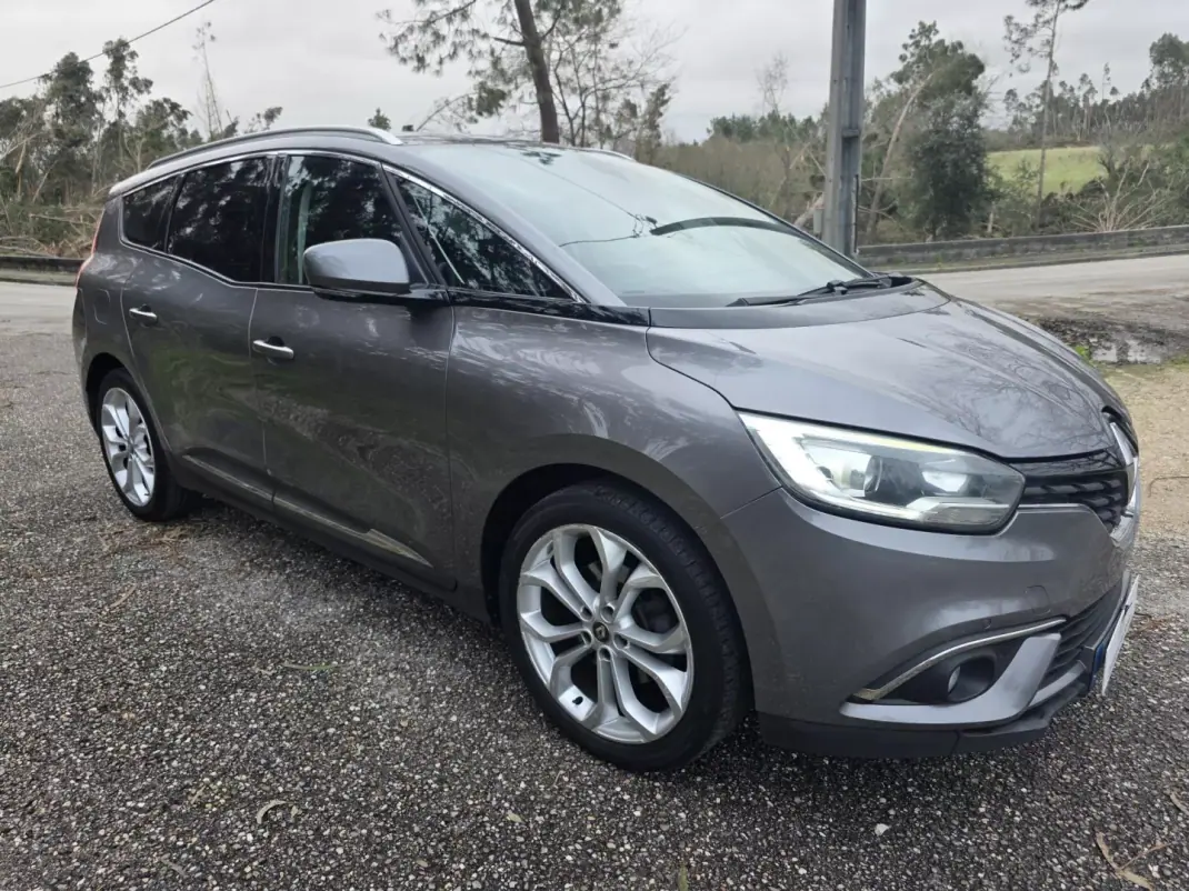 Renault Grand Scénic 2017 - 12750 EUR, 320000 km - AUTO.MOTO.pt - 320000km - foto 1 de 40