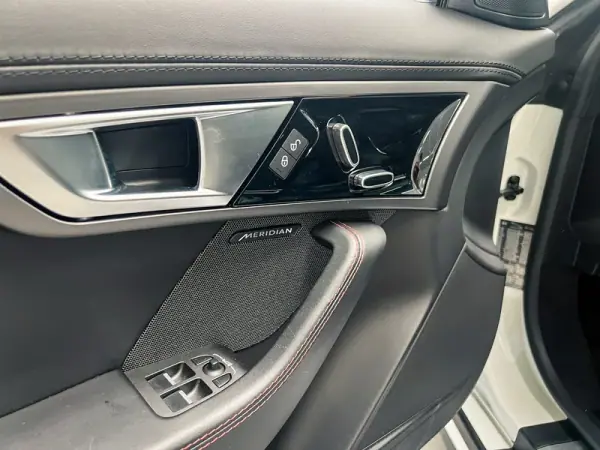 Jaguar F-Type 2017 - 47900 EUR, 54000 km - AUTO.MOTO.pt - 54000km - foto 16 de 20
