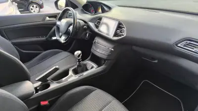 Peugeot 308 SW 2018 - 9900 EUR, 175000 km - AUTO.MOTO.pt - 175000km - foto 9 de 16