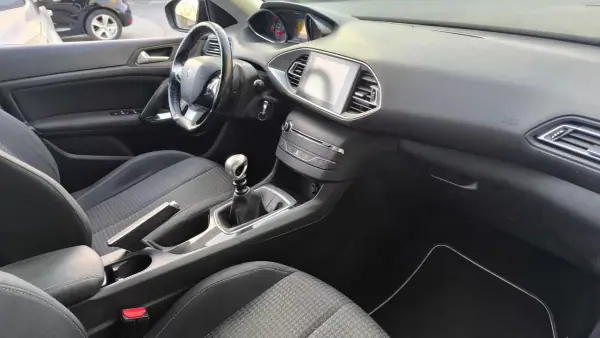 Peugeot 308 SW 2018 - 9900 EUR, 175000 km - AUTO.MOTO.pt - 175000km - foto 9 de 16