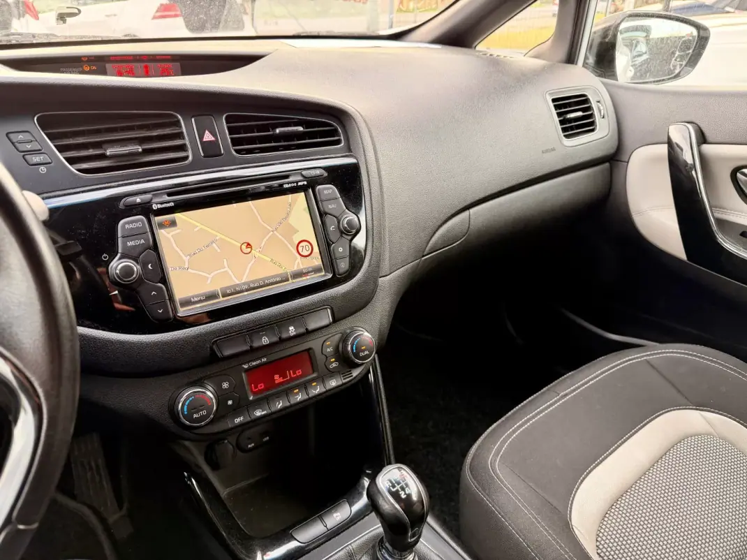 Kia Ceed 2015 - 11490 EUR, 210548 km - AUTO.MOTO.pt - 210548km - foto 7 de 11