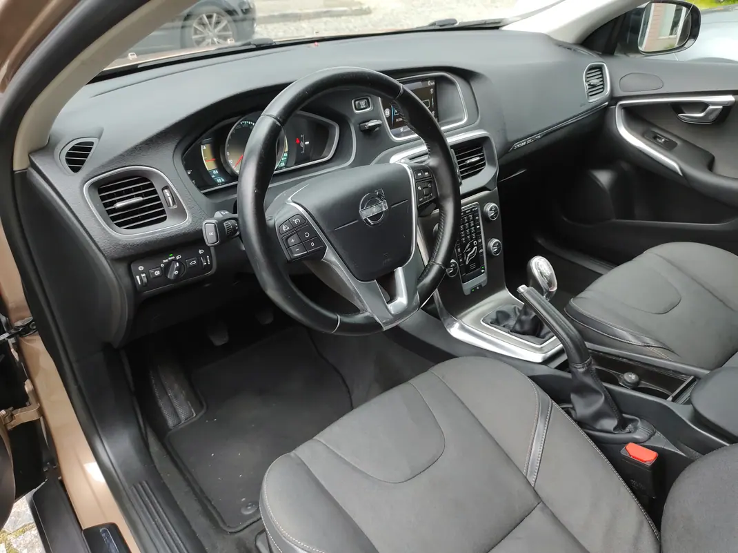 Volvo V40 Cross Country 2014 - 9900 EUR, 235000 km - AUTO.MOTO.pt - 235000km - foto 10 de 15