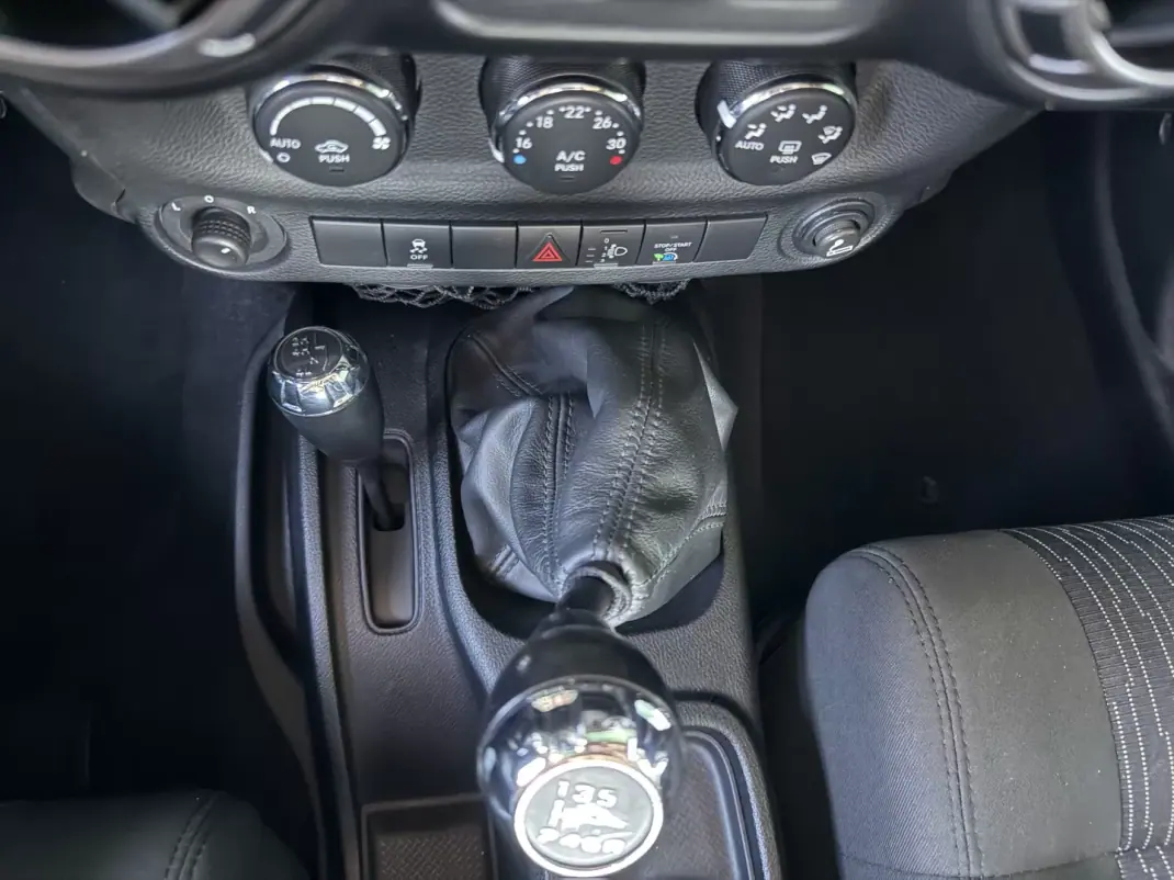 Jeep Avenger 2015 - 38600 EUR, 32000 km - AUTO.MOTO.pt - 32000km - foto 11 de 15