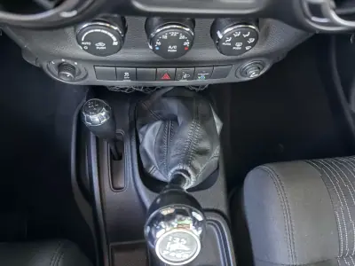 Jeep Avenger 2015 - 38600 EUR, 32000 km - AUTO.MOTO.pt - 32000km - foto 11 de 15